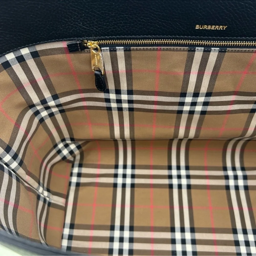 Women’s Burberry pebble grain leather check lined large shopping tote Italy - Picture 6 of 14